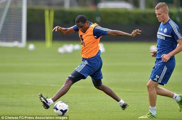 Buoi tap dau tien cua Samuel Eto'o o Chelsea hinh anh