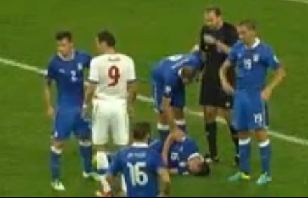 Bonucci toe mau sau cu danh nguoi cua tien ve CH Sec hinh anh