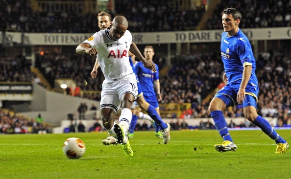 Hai pha dut diem sieu tinh te cua Defoe tai Europa League hinh anh