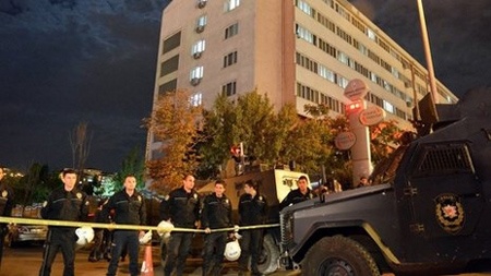 Tru so canh sat Tho Nhi Ky bi na rocket hinh anh