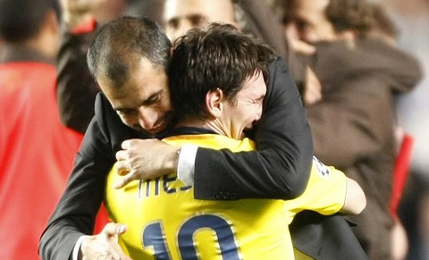 Messi tung 'lam nhuc' Guardiola truoc toan doi hinh anh