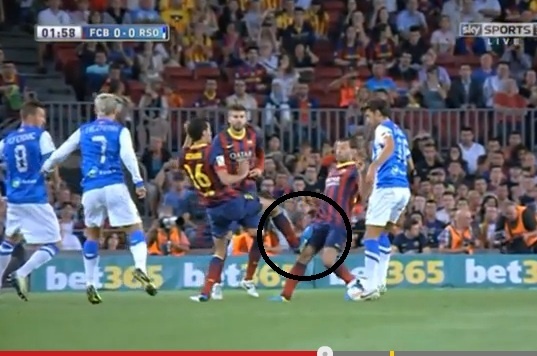 Cu vao bong ron nguoi cua Busquets voi Mascherano hinh anh