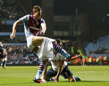 Pha sut bong khi bi... tut quan cua tien dao Aston Villa hinh anh