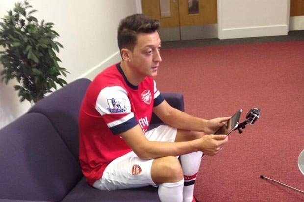 Oezil tiet lo chuyen rieng cua Arsenal voi NHM hinh anh