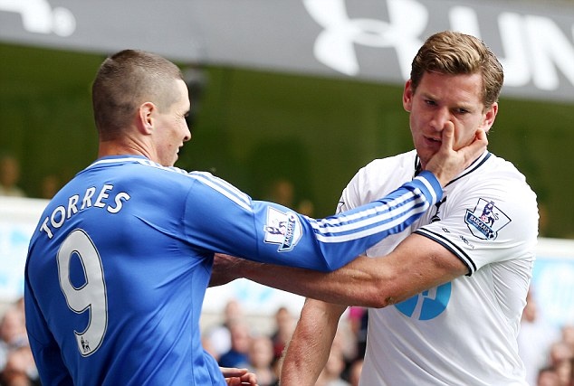 Torres tra gia dat vi toi cao vao mat Vertonghen hinh anh