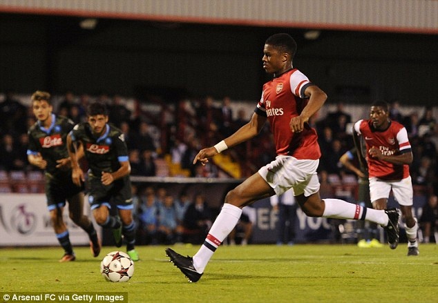Akpom lap cu dup, Arsenal vui dap Napoli 4-1 hinh anh