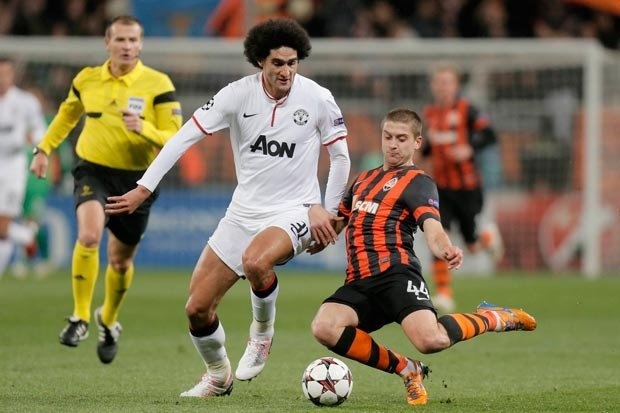 That vong voi hang thu, Fellaini doi da... trung ve hinh anh