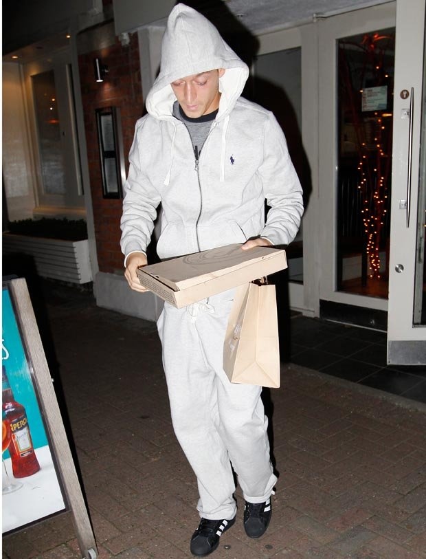 Oezil choi thang hoa nho an banh pizza hinh anh