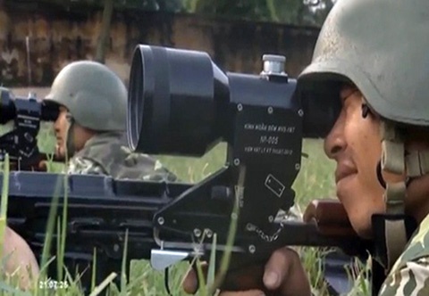 Chien si QDND VN duoc trang bi kinh nhin xuyen dem hinh anh