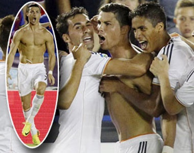 CR7 coi ao khoe than sau chien thang nghet tho cua Real hinh anh