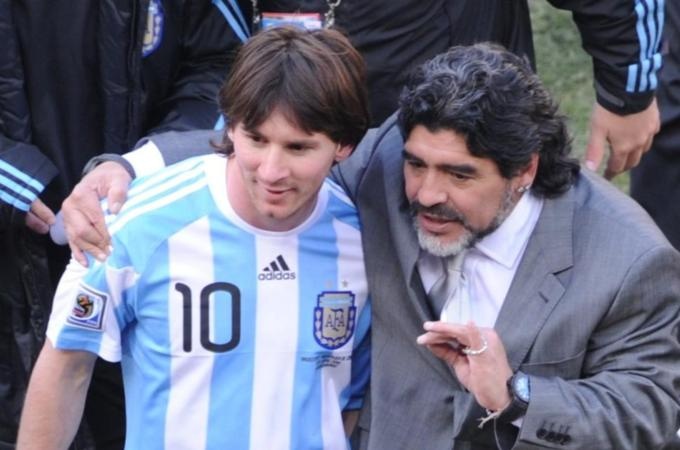 Messi chi chiu da bong khi duoc so sanh voi Maradona hinh anh