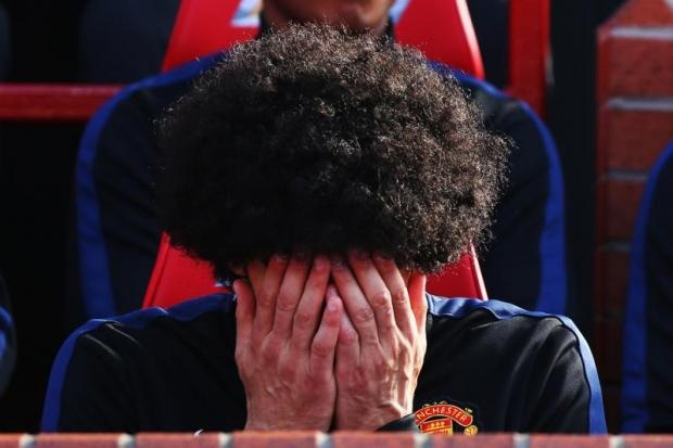 Fan MU dua nhau an mung... chan thuong cua Fellaini hinh anh
