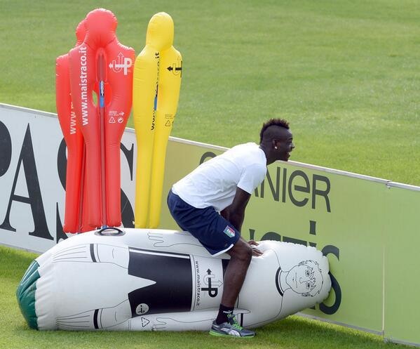 'Bad Boy' Balotelli va nhung tro he tren san bong hinh anh