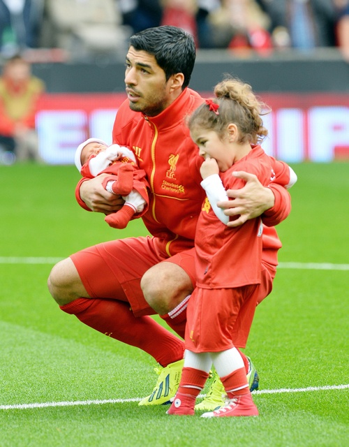 Vi quy tu, Suarez the tu bo thoi quen… can nguoi hinh anh