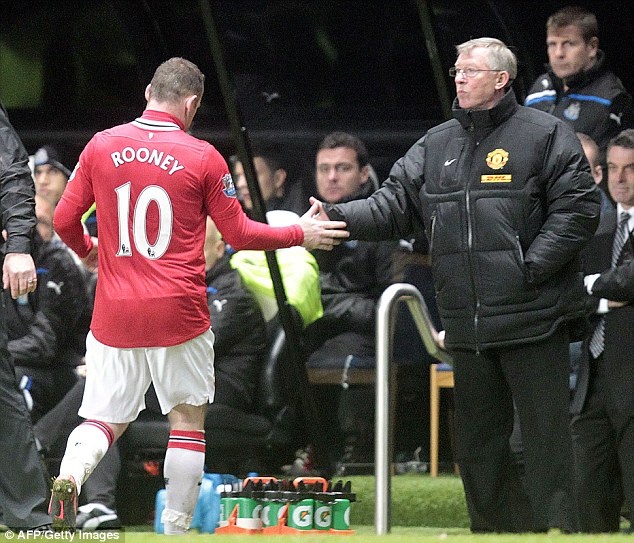 Rooney tung rat han Sir Alex chi vi Van Persie hinh anh