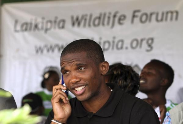 Co 400 chiec dien thoai, Eto’o van khong biet nhan tin hinh anh