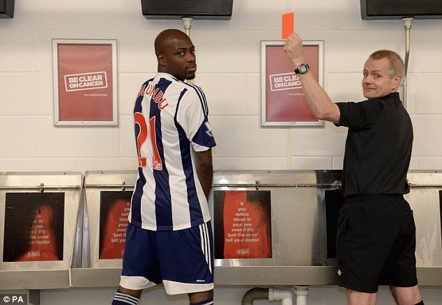 Sao NH Anh nhan the do trong... nha ve sinh hinh anh