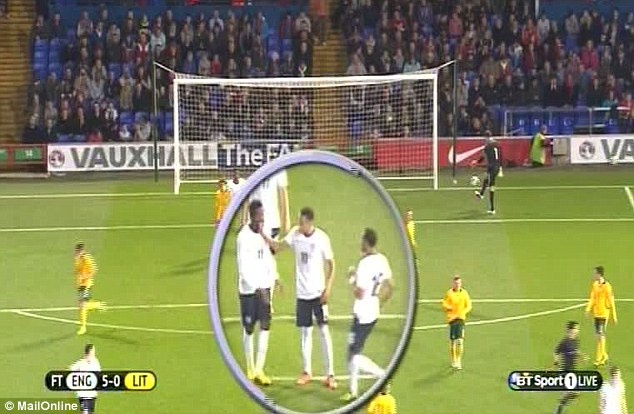 Zaha bi nguoi cu cua MU tat vao mat ngay tren san hinh anh