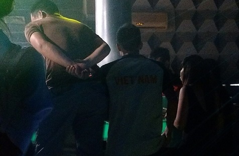 Cau thu U21 bao chua man 'thac loan' trong bar hinh anh