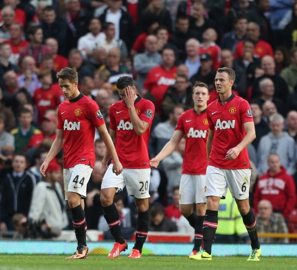 Xau ho vi MU bi cam hoa, Van Persie lay tay che mat hinh anh