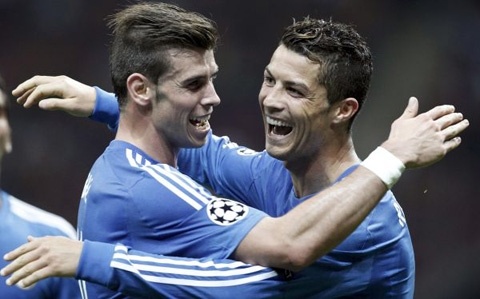 The hien dan anh, Ronaldo dang tay che cho cho Bale hinh anh