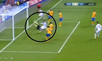 Cach khung thanh bo trong 1m, Benzema van sut bong len troi hinh anh