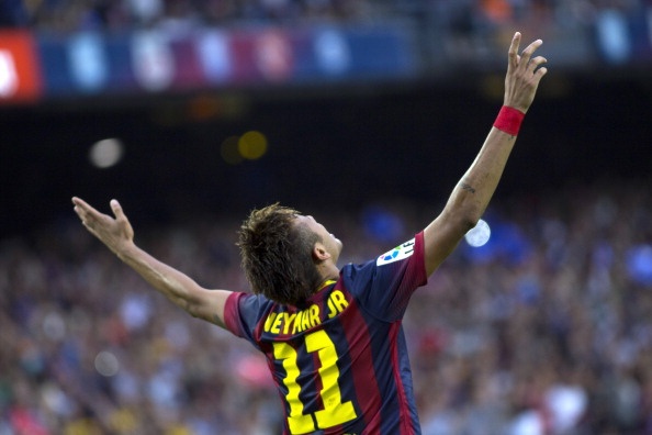 Neymar phu bong Messi va Ronaldo trong lan ra mat El Clasico hinh anh