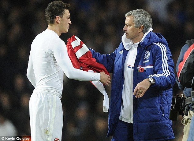 Choi an tuong, Oezil duoc Mourinho xin ao hinh anh