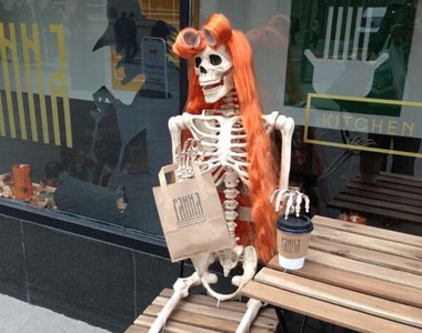 Fan Liverpool dung bo xuong kho che nhao Arsenal hinh anh