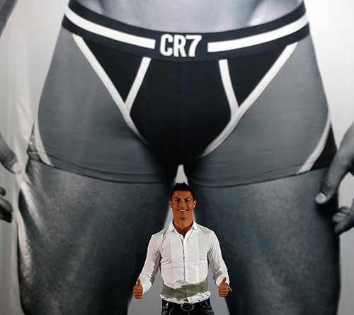 Quang cao qua lo, Ronaldo bi 'nem da' toi boi hinh anh