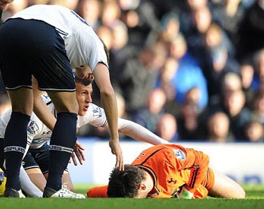 Pha va cham kinh hoang giua Lukaku va Lloris hinh anh