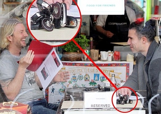 Co ca ta sieu xe, Van Persie van lung mua them hinh anh