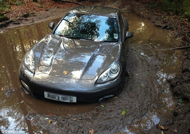 Sao mai Liverpool ‘quang’ sieu xe vao giua vung bun hinh anh