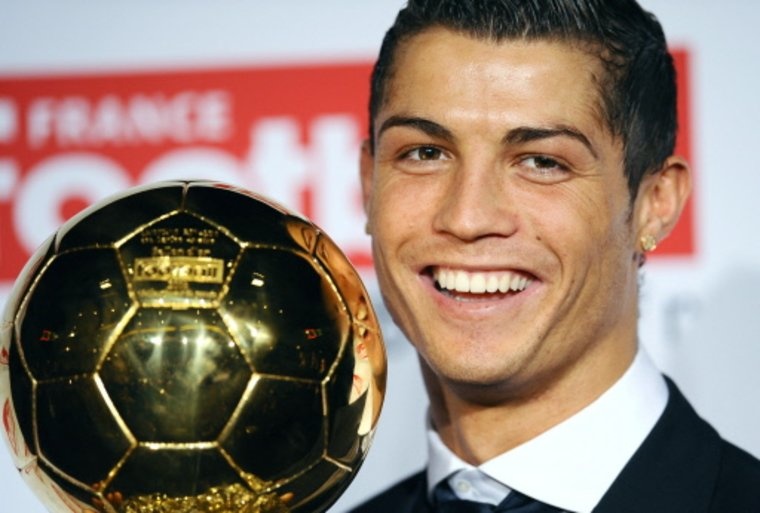 Bao Anh va Thuy Dien trao Qua bong vang cho Ronaldo hinh anh