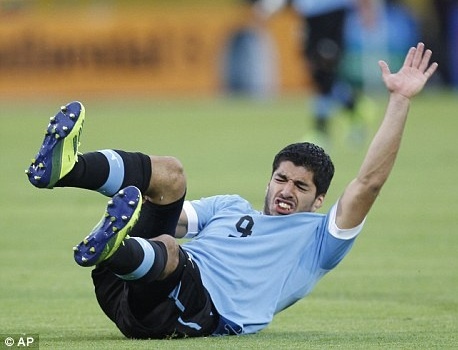 Suarez lai dien tro hong kiem penalty hinh anh