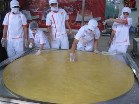 Chiec banh pia nang 306 kg hinh anh