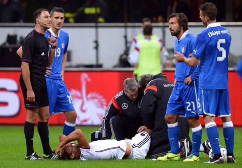 Dinh chan thuong nang, Khedira co the nghi het mua hinh anh