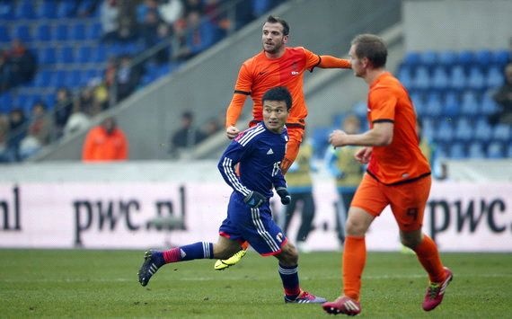 Dan truoc 2-0, Ha Lan van bi Nhat Ban cam hoa hinh anh