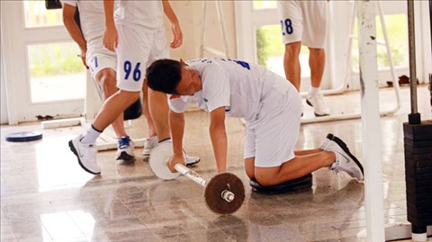 Cho dau Barca, cau thu U19 luyen co bung 6 mui hinh anh