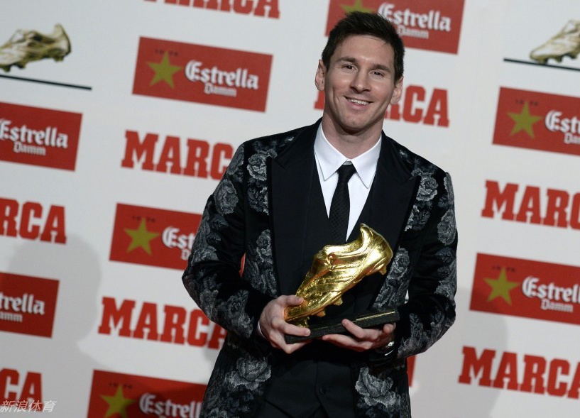 Messi dien vest hoa di nhan Giay Vang chau Au hinh anh