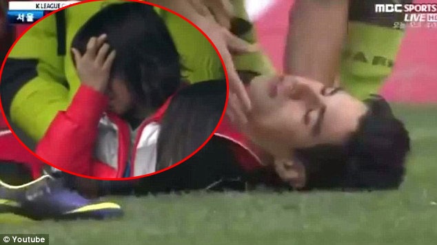 Cau be khoc nuc no khi bo bat tinh tren san hinh anh