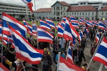 Ke hoach 'tong tan cong' lat do Thu tuong xinh dep Thai Lan hinh anh