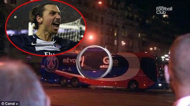 Xe cho doi bong bi tan cong, Ibra hoang loan hinh anh