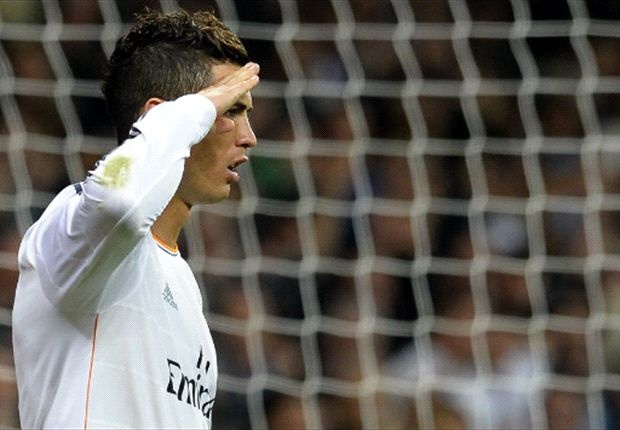Ronaldo doa tay chay gala bong Vang hinh anh