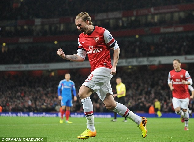 Oezil va Bendtner thay nhau ket lieu so phan cua Hull City hinh anh