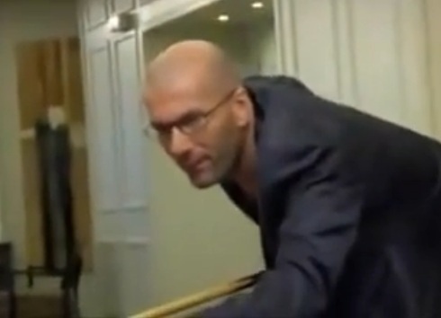 Sieu co thu Zidane tro tai danh bi-a hinh anh