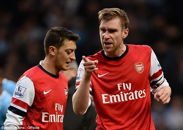 Mertesacker mang mo Oezil sau that bai tan nat cua Arsenal hinh anh