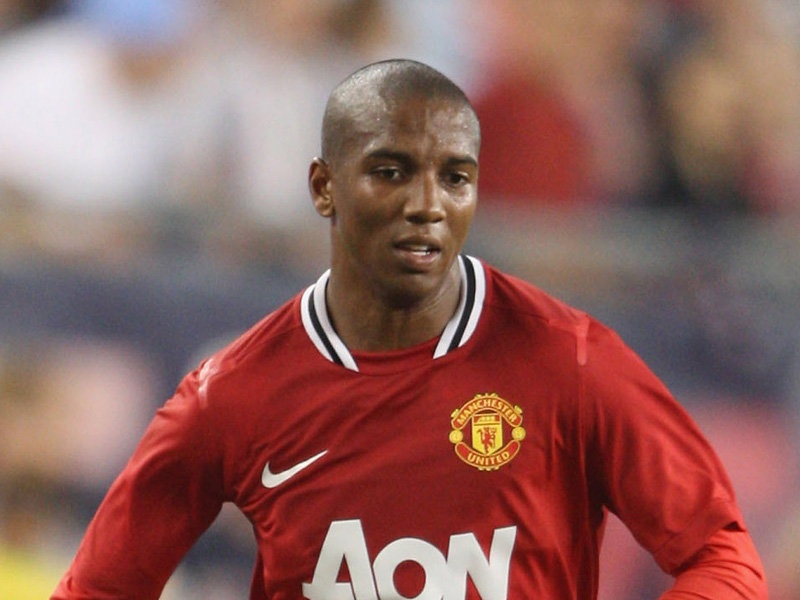 MU rao ban Ashley Young voi gia re nhu beo hinh anh