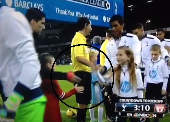 Suarez bi CDV nhi nu cua Spurs tu choi bat tay phu phang hinh anh