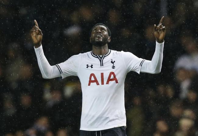 Adebayor volley dang cap, Spurs van bi loai khoi League Cup hinh anh